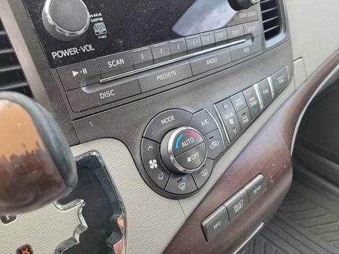 Used 2014 Toyota Sienna XLE FWD image 17