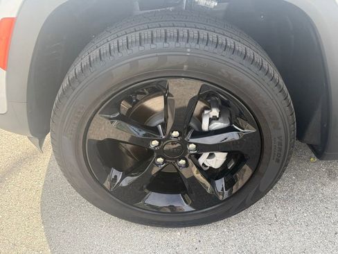 Certified 2025 Jeep Grand Cherokee Limited w/ Black Appearance Package image 33