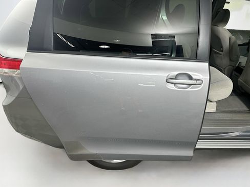 Used 2011 Toyota Sienna LE image 29
