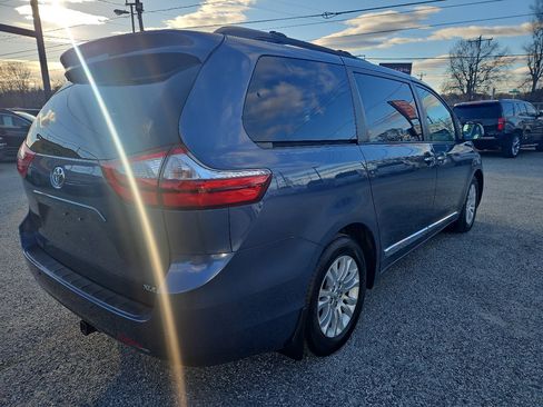 Used 2017 Toyota Sienna XLE Premium image 7