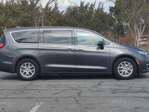 Used 2023 Chrysler Pacifica Touring-L FWD image 4