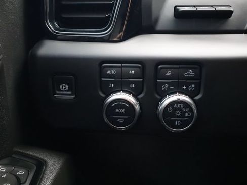 Used 2024 GMC Sierra 2500 AT4 w/ AT4 Premium Plus Package AWD/4WD image 17