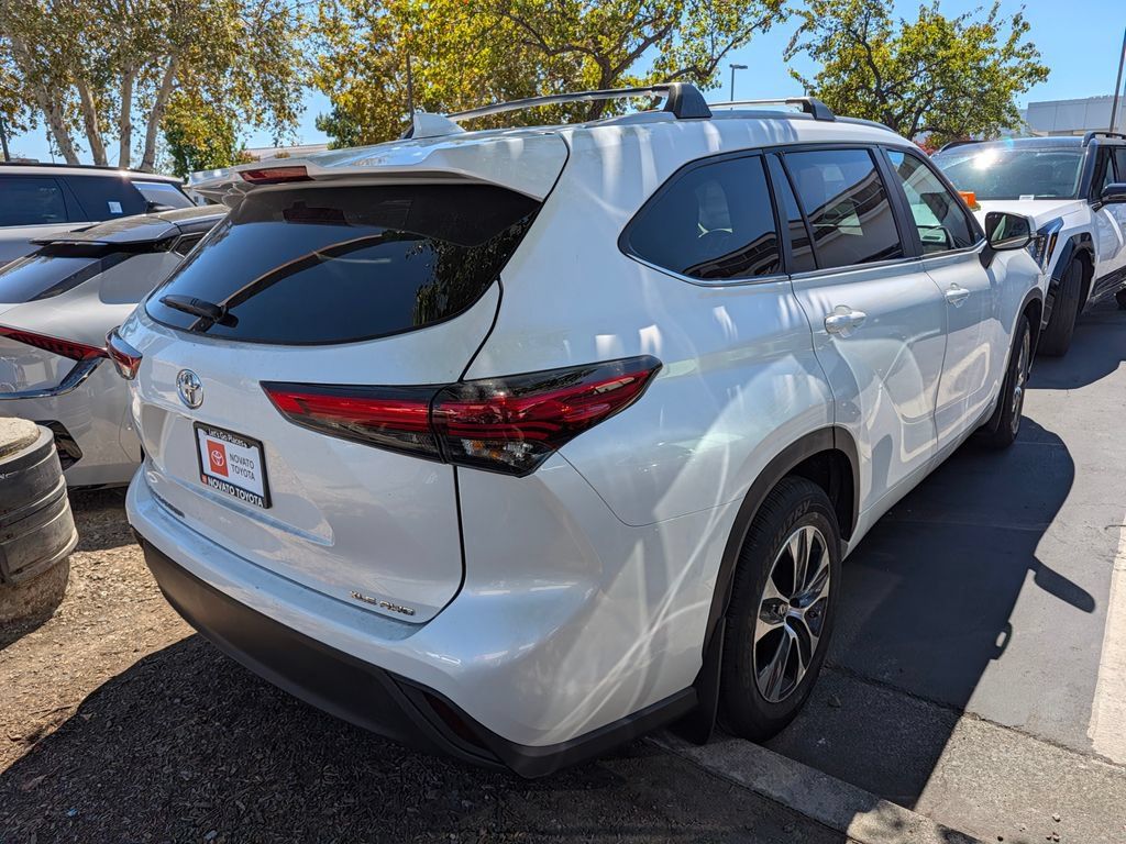 Used 2023 Toyota Highlander XLE AWD/4WD image 2