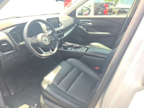 Used 2021 Nissan Rogue SV w/ Premium Package FWD image 3
