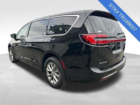New 2026 Chrysler Pacifica Select image 5