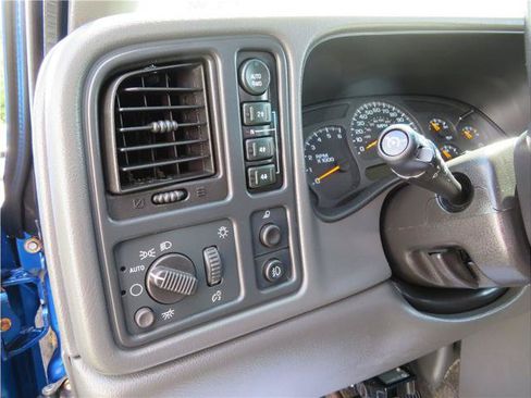 Used 2003 Chevrolet Avalanche 4x4 w/ Driver Convenience Package image 11