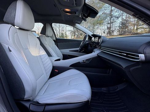 Used 2023 Hyundai Elantra Limited image 13