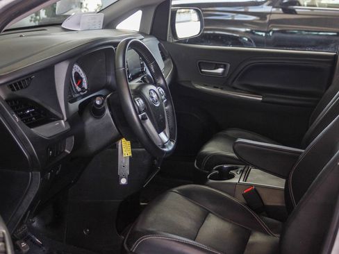 Used 2020 Toyota Sienna SE w/ Carpet Mat Package image 17