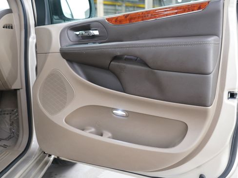 Used 2015 Chrysler Town & Country Touring-L w/ Driver Convenience Group FWD image 9