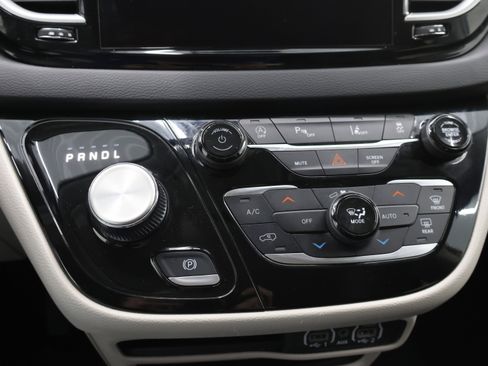 Used 2024 Chrysler Pacifica Touring-L FWD image 48