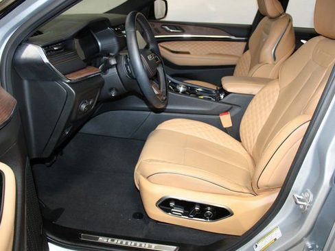 Used 2024 Jeep Grand Cherokee Summit image 8