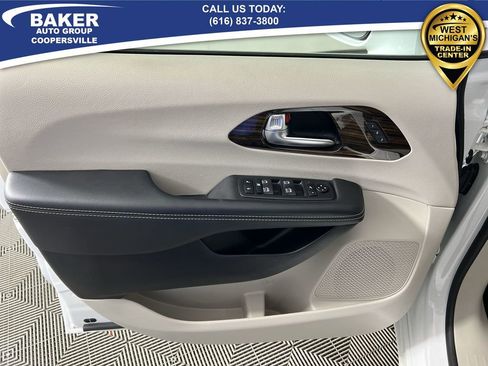 Used 2021 Chrysler Pacifica Limited w/ Uconnect Theater Family Group image 23