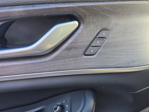 Used 2020 Jeep Grand Cherokee Overland image 18