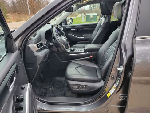 Used 2023 Toyota Highlander XLE image 41