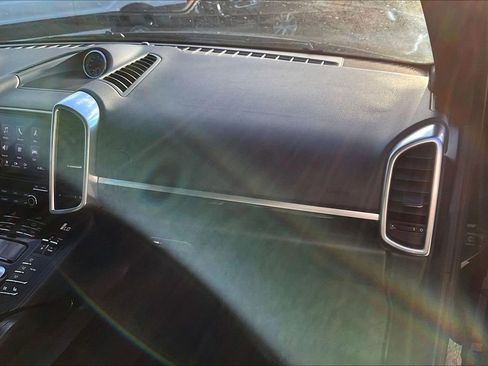 Used 2017 Porsche Cayenne Platinum Edition image 25