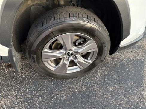 Used 2022 Toyota RAV4 XLE image 19