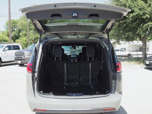 New 2025 Chrysler Pacifica Select w/ Uconnect Theater Family Group image 9