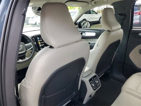 Used 2021 Volvo XC40 T4 Momentum w/ Premium Package image 12