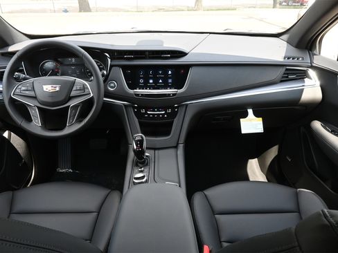 New 2025 Cadillac XT5 Luxury image 7