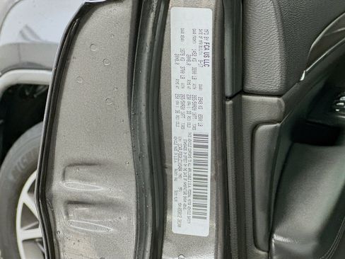 Used 2018 Jeep Grand Cherokee Limited AWD/4WD image 12
