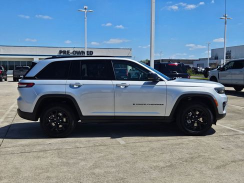 Used 2025 Jeep Grand Cherokee Altitude AWD/4WD image 2
