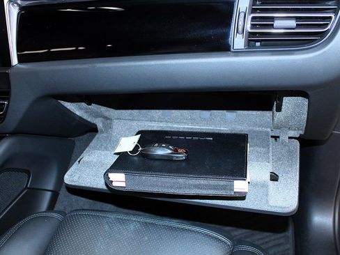 Used 2023 Porsche Macan image 28