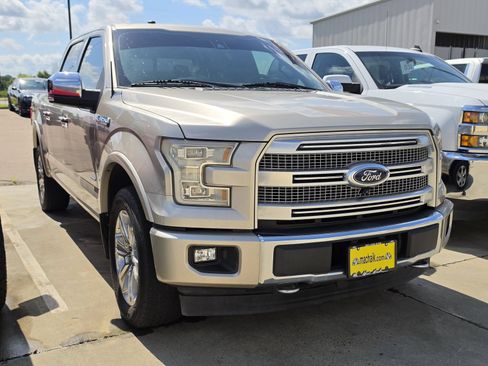 Used 2017 Ford F150 Platinum w/ Equipment Group 701A Luxury AWD/4WD image 3