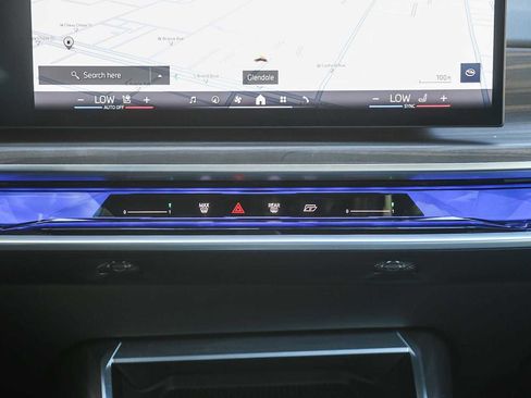 Used 2025 BMW 750e xDrive w/ Premium Package image 10