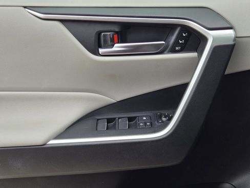 Used 2020 Toyota RAV4 XLE Premium FWD image 19