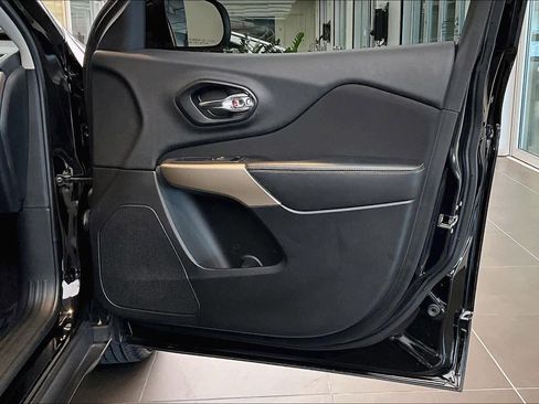 Used 2018 Jeep Cherokee Latitude FWD image 22
