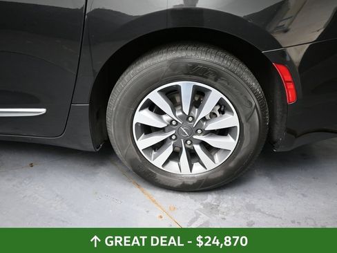 Used 2023 Chrysler Pacifica Limited FWD image 16