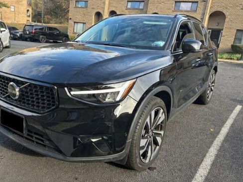Used 2024 Volvo XC40 B5 Plus image 1