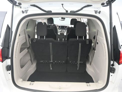 Used 2023 Chrysler Voyager LX image 18