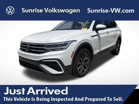 Used 2023 Volkswagen Tiguan SE FWD image 1