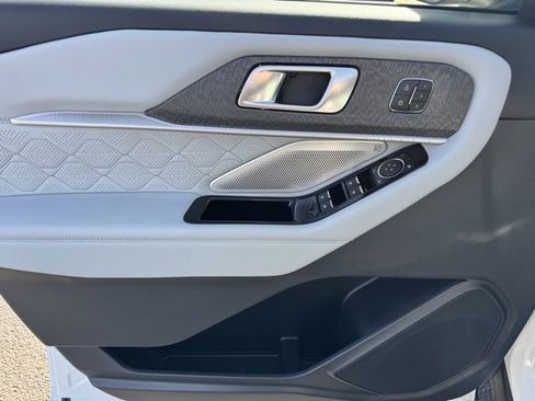 Used 2025 Ford Explorer Platinum w/ Ultimate Package image 15