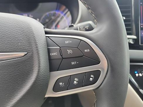 Used 2022 Chrysler Pacifica Touring-L FWD image 9
