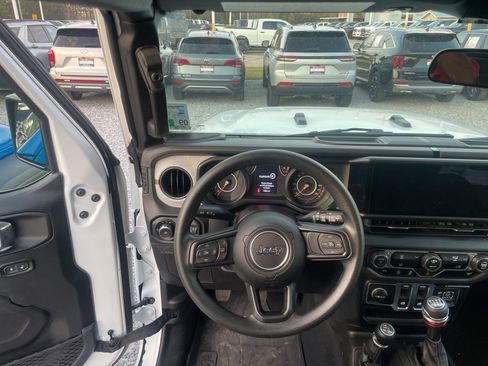 Used 2025 Jeep Wrangler Sport image 12