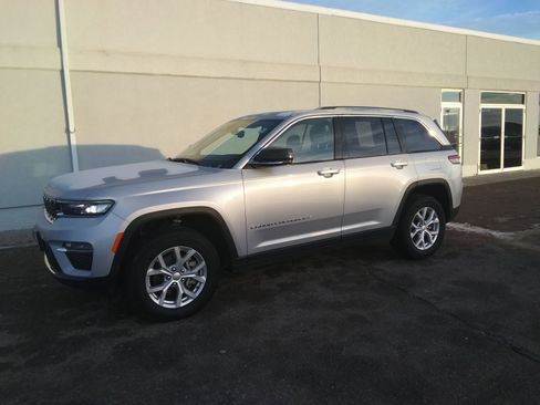 Used 2024 Jeep Grand Cherokee Limited image 2
