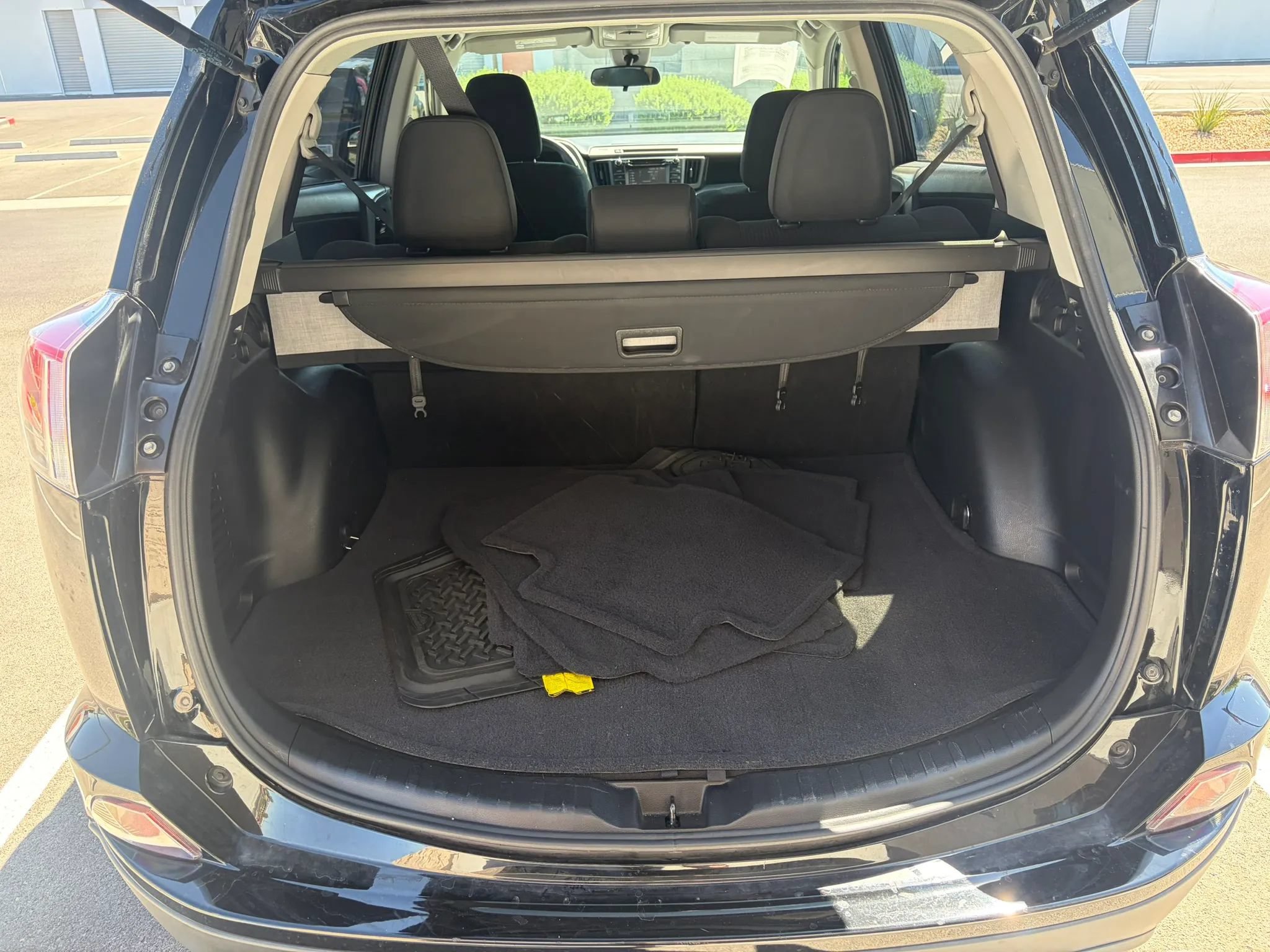 Used 2018 Toyota RAV4 LE w/ Carpet Mat Package FWD image 9