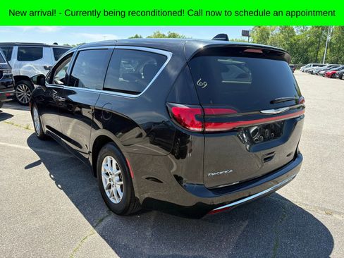 Used 2023 Chrysler Pacifica Touring-L image 7