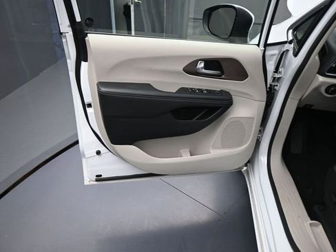 Used 2023 Chrysler Voyager LX FWD image 18