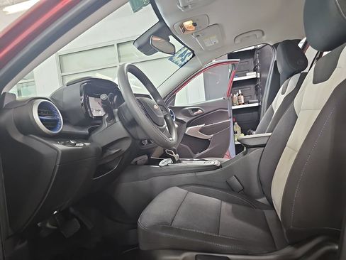 Used 2024 Chevrolet Trax LS w/ LS Convenience Package FWD image 18