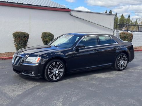 Used 2014 Chrysler 300 w/ Driver Convenience Group RWD image 2