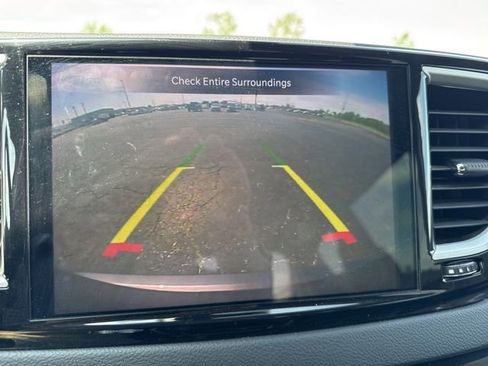 Used 2023 Chrysler Pacifica Touring-L FWD image 9