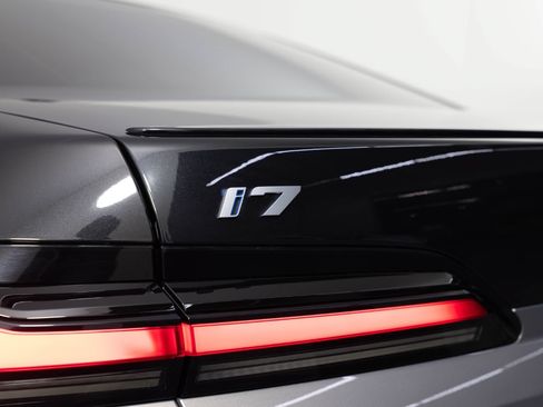 Used 2023 BMW i7 xDrive60 AWD/4WD image 42