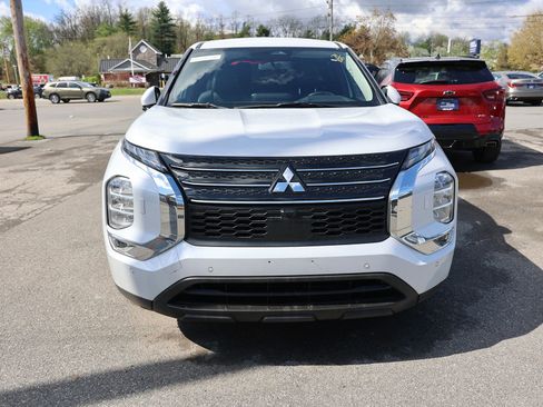 Used 2024 Mitsubishi Outlander 4WD Plug-In Hybrid image 2