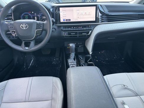 Used 2025 Toyota Camry XLE AWD/4WD image 12