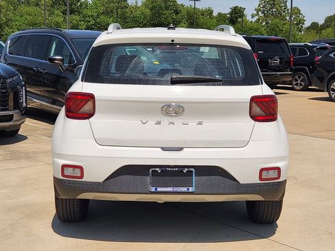 Used 2024 Hyundai Venue SEL FWD image 8