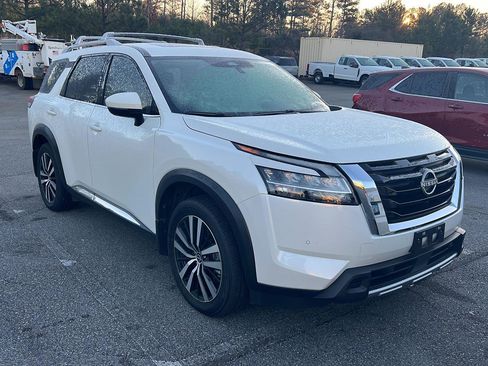 Used 2023 Nissan Pathfinder Platinum image 2