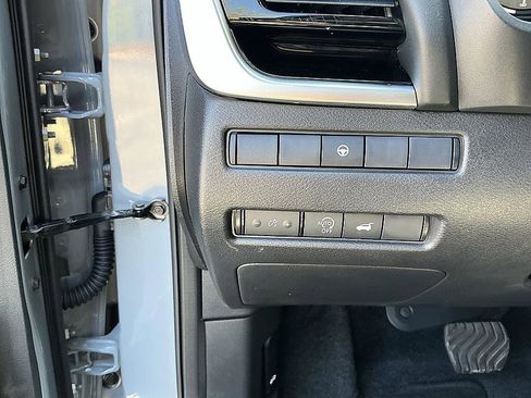 Used 2025 Nissan Rogue SL image 13